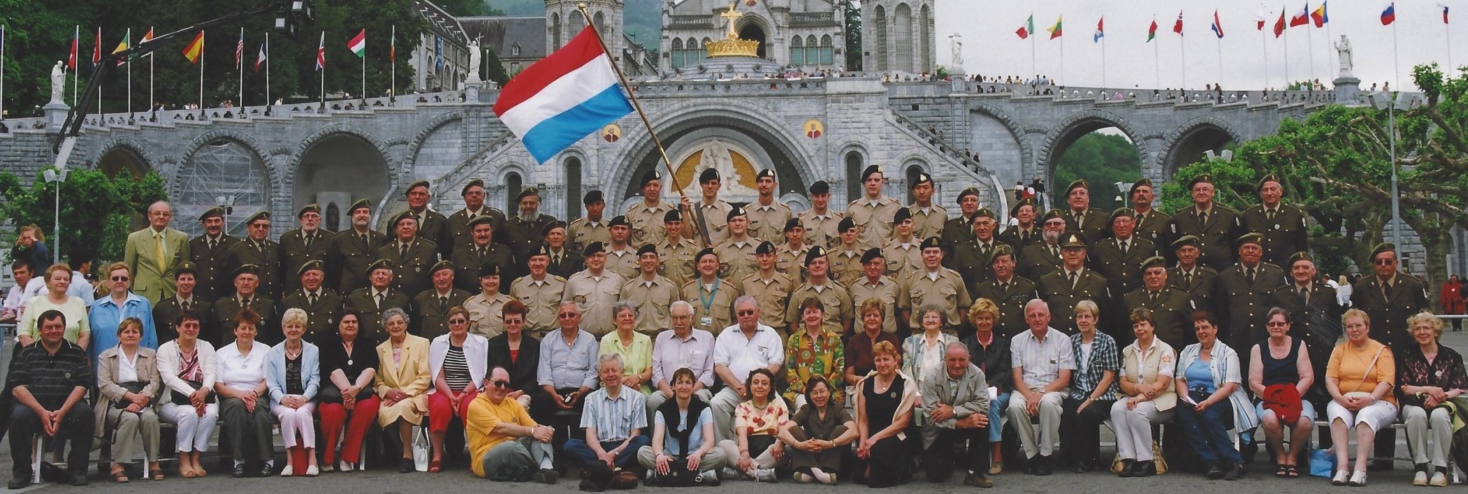 Gruppefoto virun der Basilika