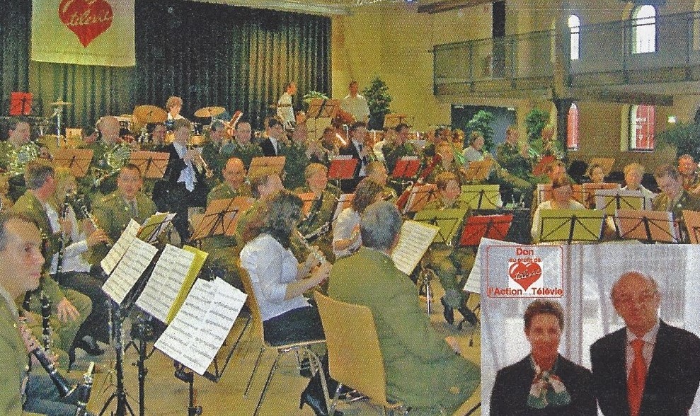 D´Lëtzebuerger Militärmusik huet mat 25 jonken Talenter äus dem Conservatoire du Nord viru voll besaatem Sall musizéiert. D´Sekretärin an de Präsident vun der Garnisounsmusek konnten duerno dem Télévie e Scheck iwerreechen.