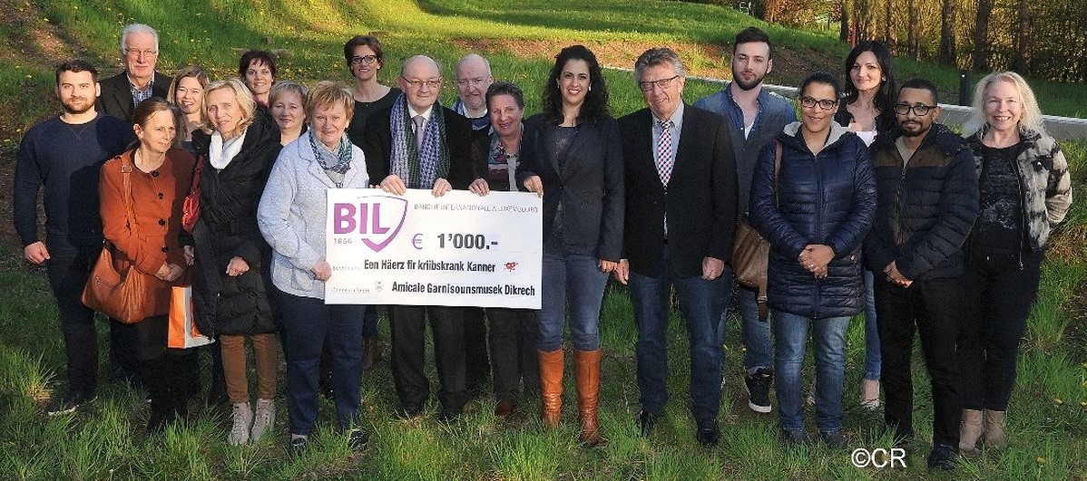 Schecküberreichung an „Een Häerz fir kriibskrank Kanner“ von der „Amicale Garnisounsmusek Dikrech“