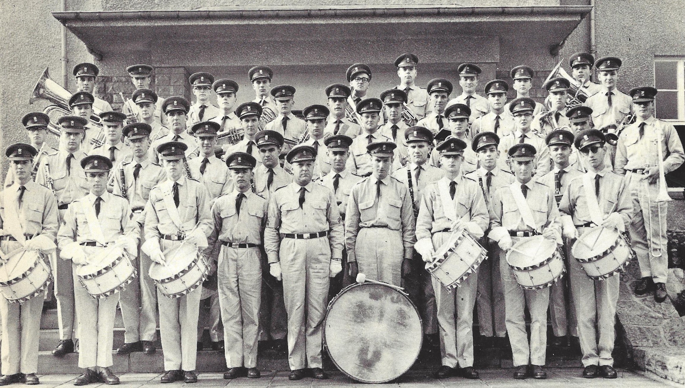 Die Diekircher Garnisounsmusek in neuer Uniform. In der Mitte erkennt man Chef Josy Comes, rechts neben ihm den Initiator der heurigen Amicale, Jean Mauer.