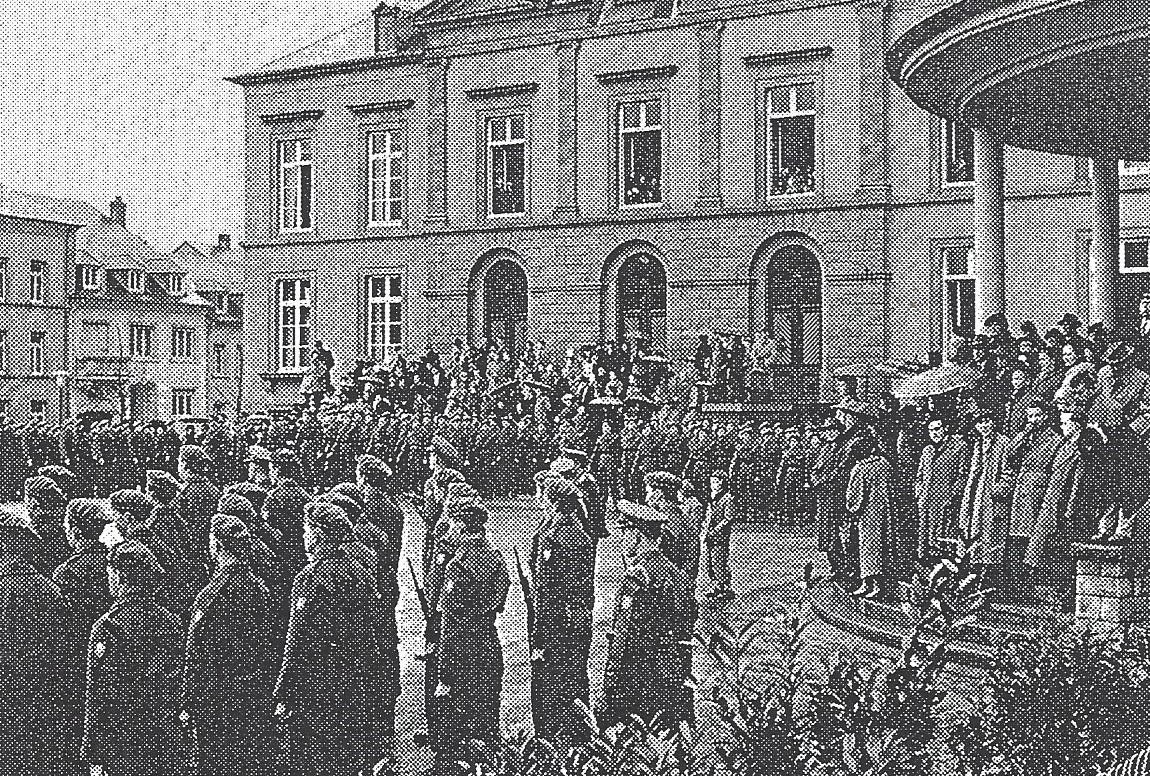 Die erste Truppenparade anlässlich des Nationalfeiertages