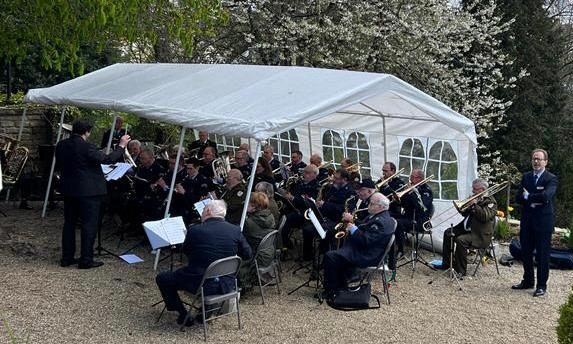 d´Garnisounsmusek huet zesummen mat de Kollege vun der Douane´s Musek e klenge Concert beim hollänneschen Ambassadeur gespillt