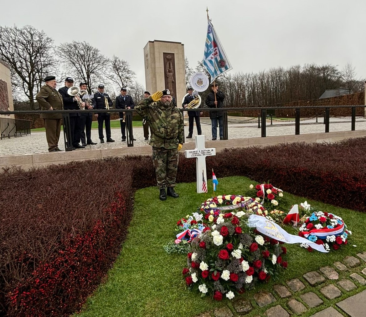 bei dem Generol Patton séngem Graf warden eis Musikanten op hieren Asaatz
