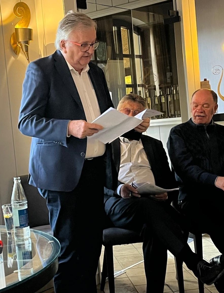 eise Präsident, de Fernand Diederich, huet d´Wuert un d´Versammlung geriicht