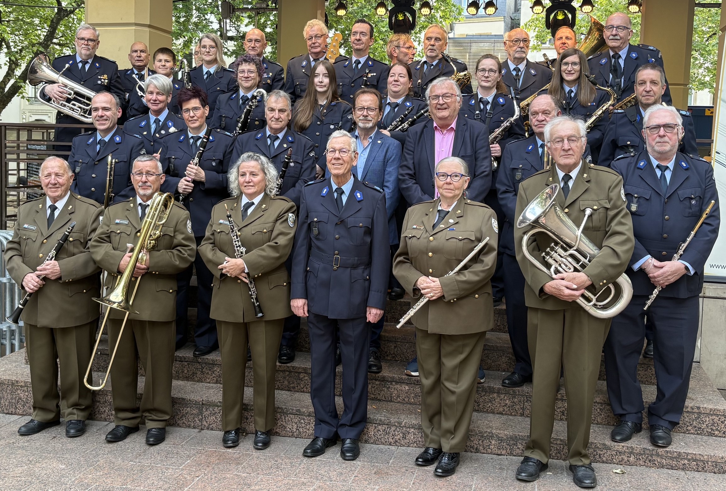 an der 1.Reih, d´Musikante vun der Garnisounsmusek mam Sous-chef vun der Douane´s Musek, dem Claude Hoffmann