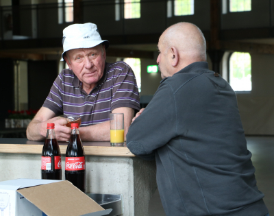 den Arsène an de Pitt stäipen de Comptoir nom Schaffen