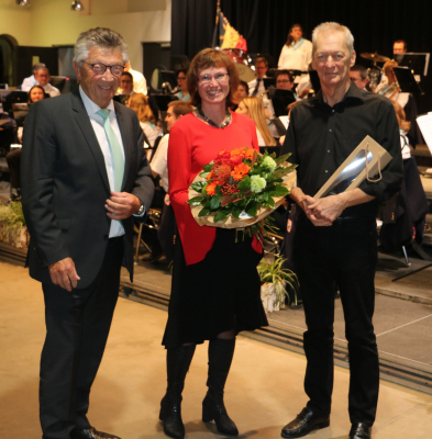 den Dirigent vum VIVACE, den Ulric Evrard an d´Conférencière Monika Evrard hun e Cadeau krit