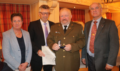 de Gast Goerend krut d´Medaille de mérite en vermeil avec palmette fir 40 Joer vum Josy Kontz iwerreecht