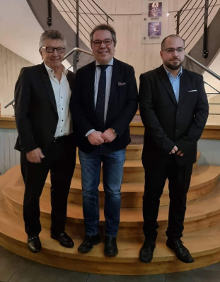 vlnr: Nico Castermans Éierepräsident, Romain Henrion UGDA-Vertrieder a Sven Hemmen Präsident