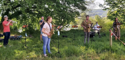 ze erkennen äus der Garnisounsmusek sin hei: Sarah Palm mam Saxophon Alt a Mike de Dood op der Batterie