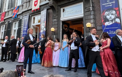 den André Rieu a seng Musiker breede sech op de Concert vir                                                      (Foto Nico Castermans)