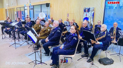 d´Musikante läuschteren den offizielle Rieden andächteg no            (Foto äus dem Reportage op RTL )