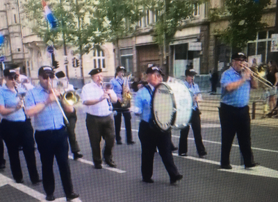 de Marsch "Vive Strassen" klengt gutt an der Avenue