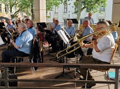 ët waren zwar nëmen zwou Trombonen do, mee déi huet een awer héieren