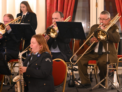 ganz riets sëtzt ee mat enger friemer Uniform; jo, ët waren siewe Musikanten vun der Garnisounsmusek derbäi, déi sech ënert d´Kollege vun der Douane´s Musek gemëscht haten