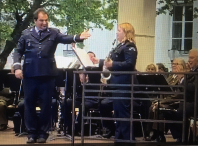 an huet duerno säi verdingten Applaus vun de Musikanten a vum Publikum kritt