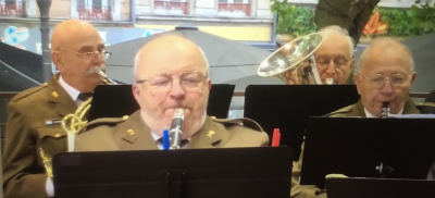 oh, e läuter mat gringen Uniformen op enger Foto