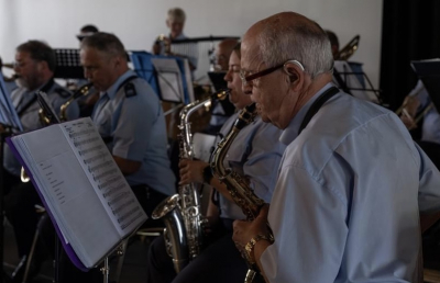 an nach Saxophonen hun d´Reih voll gemaach
