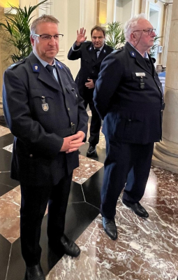 de Jean-Claude an de Jean-Marie läuschteren andächteg no  - - -  deen do hanne wollt onbedingt op d´Foto kommen