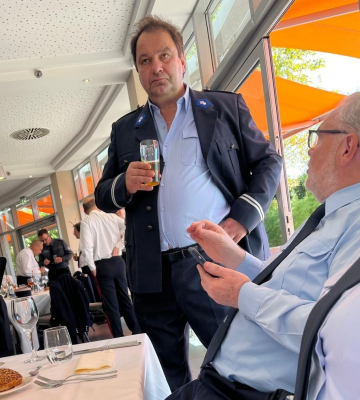 Thomas, du wärs dach net schon heemgoen; komm drénk nach ee matt