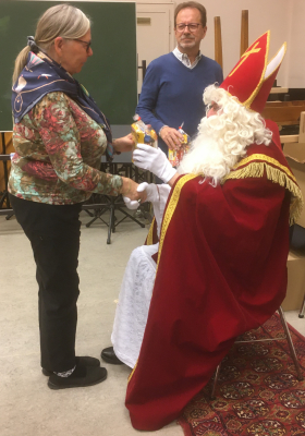 hien huet esouguer deenen eng Tiitche gin, déi net mat geblosen hun