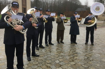 zu Hamm beim Graf vum Generol Patton hu mir di amerikanesch an di lëtzebuergesch Nationalhymne gespillt,     di zwou Hymnen goufen fir 7 Blechinstrumenter arrangéiert vun eisem Chef, dem Thomas Graf