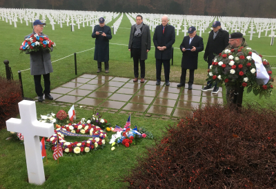 ët goufen och Blummen um Graf vum Generol Patton néiergeluecht