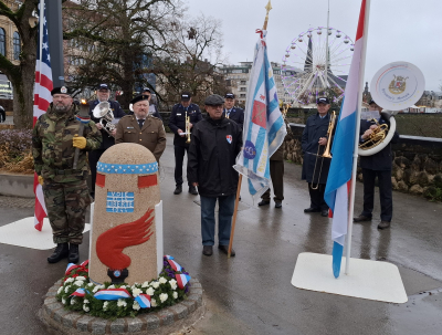 bei der Borne virun der Neier Bréck hu mir nach eng Kéier di zwou Nationalhymne gespillt