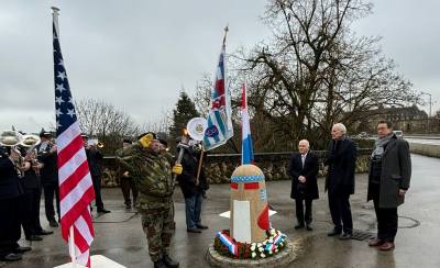 d´Feier as ofgehal gin op Initiativ vum "Comité Luxembourgeois de la Voie de la Liberté" a Präsenz vum U.S. Ambassadeur Thomas M.Barrett