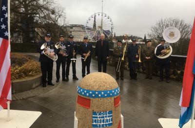 den Ambassadeur huet sech ët net huele gelooss fir eng Gruppefoto mat eise Musikanten ze maan