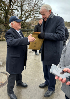 den Ambassadeur huet e klenge Cadeau iwerrécht kritt