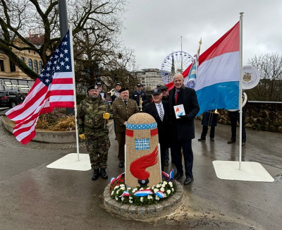 den amerikanischen an de lëtzebuergische Fändel bilden dee richtege Kader fir di läscht Foto
