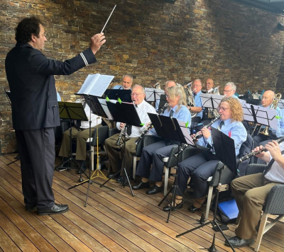 eise Chef, den Thomas Graf, huet virum Concert nach séier eng Kéier de "Lupang Hinirang" geprouwt