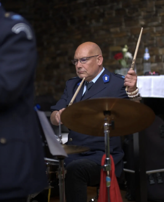 hatt huet zanter kuerzem en Assistent an der Perkussioun, de Paul