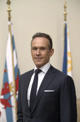 dem Här Alain Kinsch, Consul Général vun de Philipinnen, soe mir en décke Merci fir d´Invitatioun op dës Feier