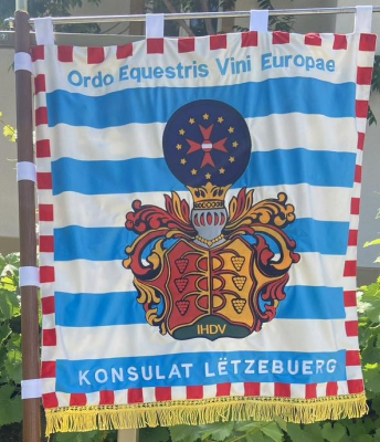 de Fändel vum "Ordo Equestris Vini Europae, Konsulat Lëtzebuerg"