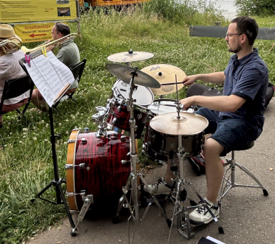 och vun dëser Säit war de Batteur ganz bei de Leit