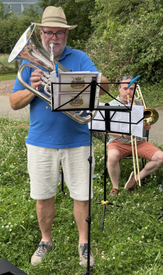 wann d´Musikanten am Stoe spillen gesäit ee se besser