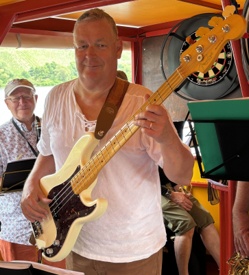 de Micha huet sengem Bass ës gin, drop an derwidder