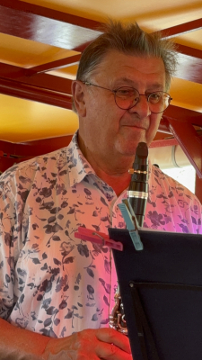 de Peter spillt op senger däitscher Klarinett