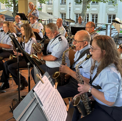 mir hun net all Kéier 5 Saxophonen do sëtzen, 1 Baryton, 1 Tenor an 3 Alt