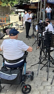 dem Viviane sengem Monni Lucien hu mir en "Happy Birthday" gespillt fir seng 78