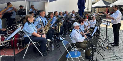 eise Pier huet esouguer e Stull gebräucht fir seng Fläsch Waasser