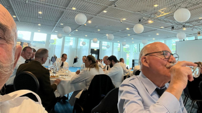 hätt de Pitt de Schnäuz net können äus dem Bild huelen ?