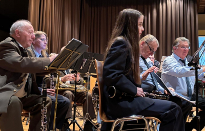 während d´Emilie seng Noute scho laang um Pult leien huet, sicht de Pier nach no séngen