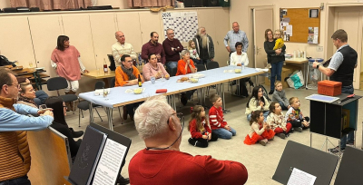 fir d´éischt huet awer en Zauberer de Kanner seng Tricke gewisen