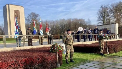 Bei der Gedenkfeier fir de Generol Patton op dem Hämmer Kierfecht