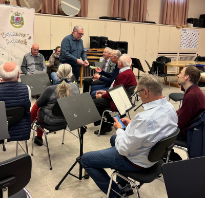 den Änder Friden, als Präsident vun der Douane´s Musek, huet duerch Versammlung gefouert