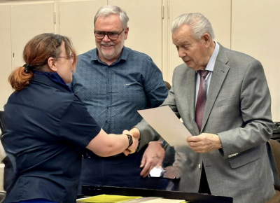 d´Viviane Hoffmann haat d´Éier fir seng Medaille äus den Hänn vum fréiere Präsident vun der UGDA z´empfänken