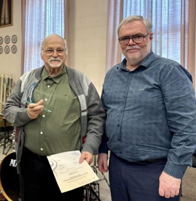de Valentin Weinert huet eng Medaille kritt fir 80 Joer UGDA